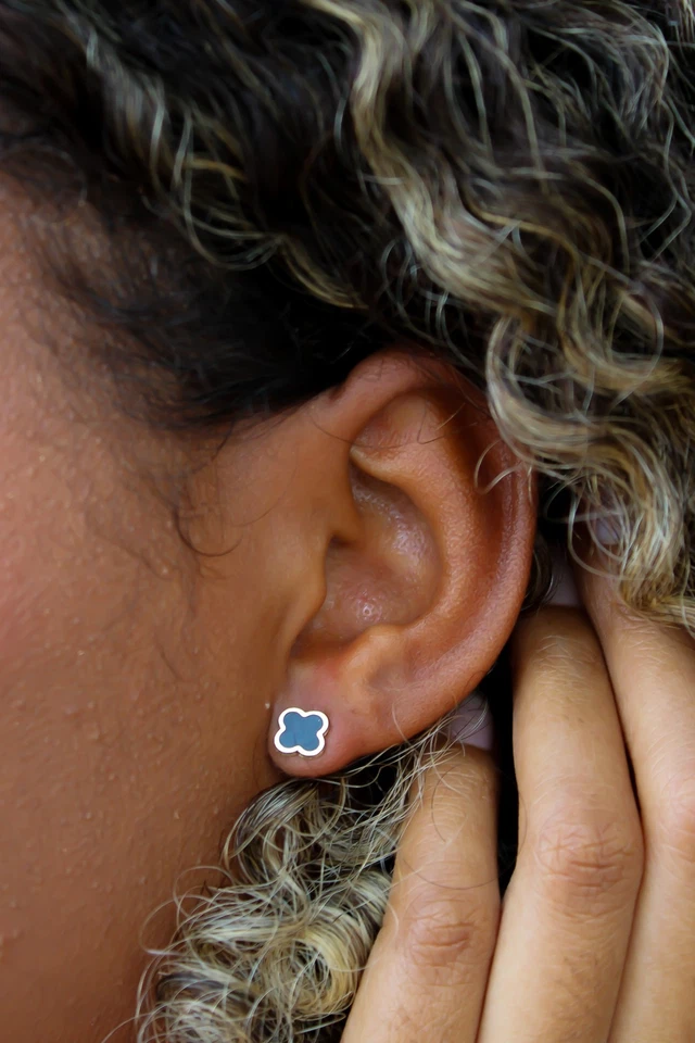 Tachuelas de trébol de esmalte negro de oro macizo de 14K, pendientes de empuje hacia atrás tachuelas de esmalte de 4 hojas Foto 4 de 4