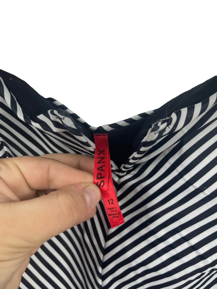 Spanx Swimsuit Womens 12 Black and White Striped One Piece Shaping Peplum - Imagem 2 de 4