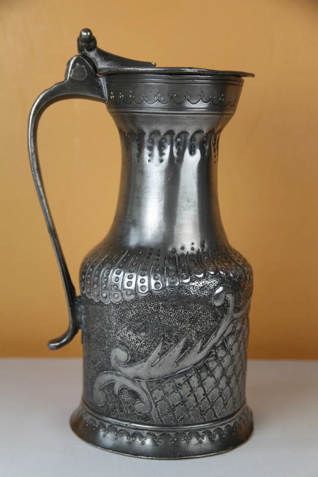 XVIIIe Grand Pichet à vin Étain Sculpté Gravé Signé P Clady FRANCE remanié XIXe - Photo 2/4