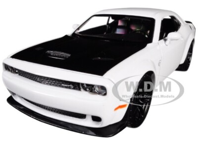 2018 DODGE CHALLENGER SRT HELLCAT WHITE 1/24 DIECAST MODEL CAR MOTORMAX 79350
