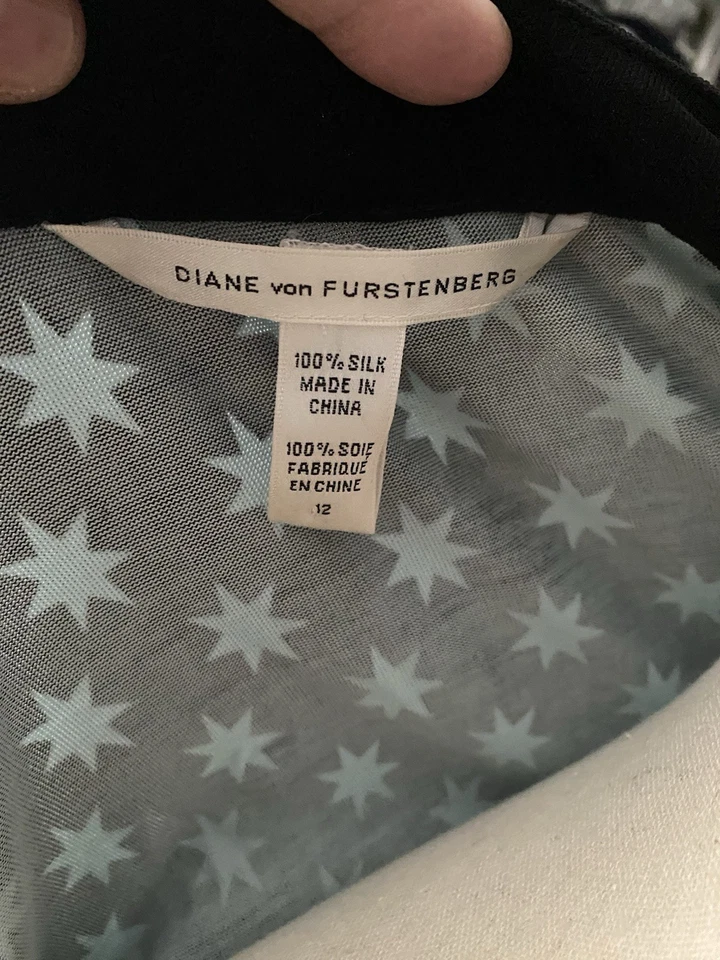 Vestido envolvente de seda con estampado de estrellas Diane Von Furstenberg “Taurus”, usado en excelente estado, ¡US 12! Foto 4 de 4