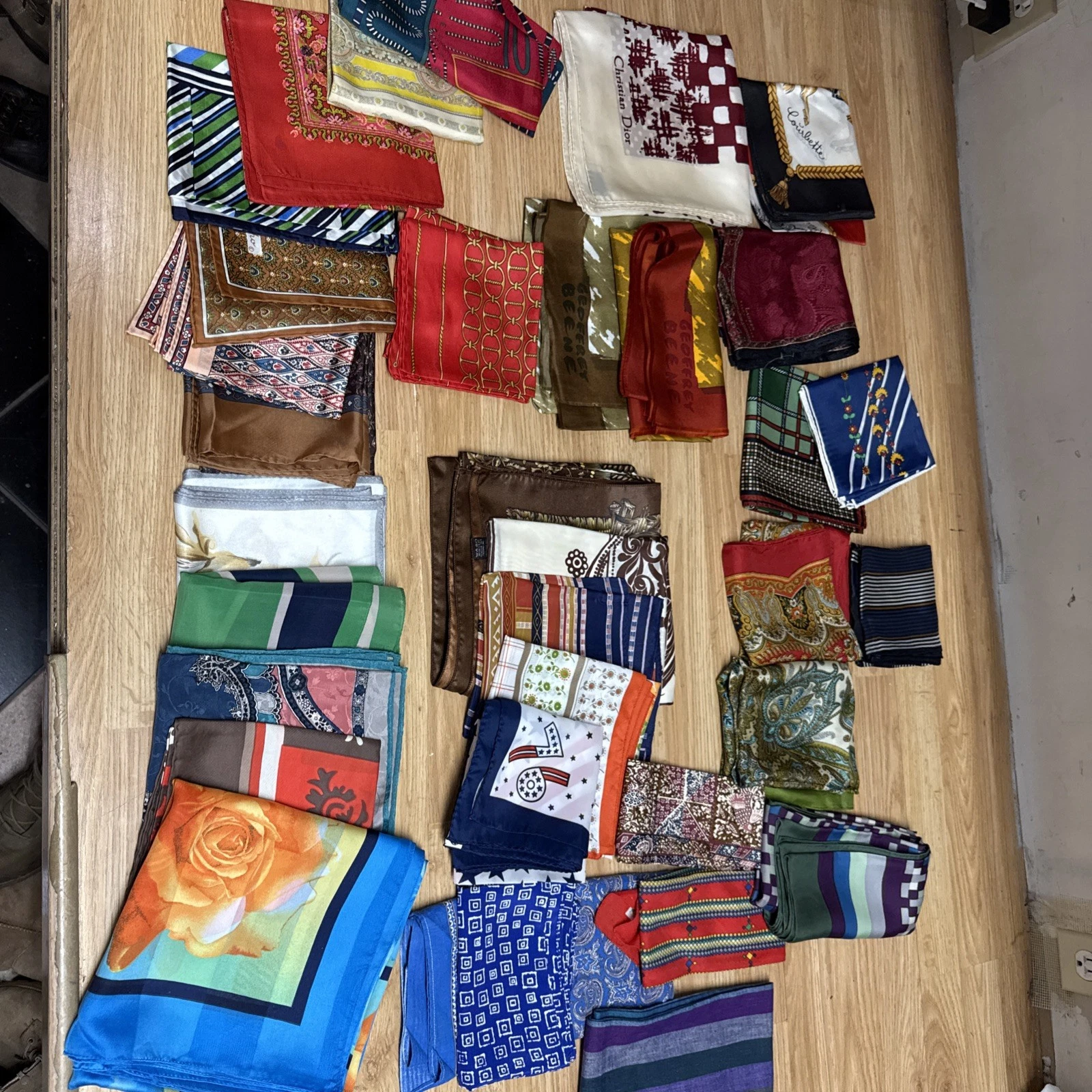 Lot de 33 écharpes vintage en soie Echo, Dior, Liberty of London, Ralph Lauren