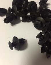 30 x HOLDEN COMMODORE PLASTIC CLIPS SCRIVETS