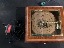 Mr. Christmas Holiday Symphonium Wood Music Box 2004 16 Discs, tested and works