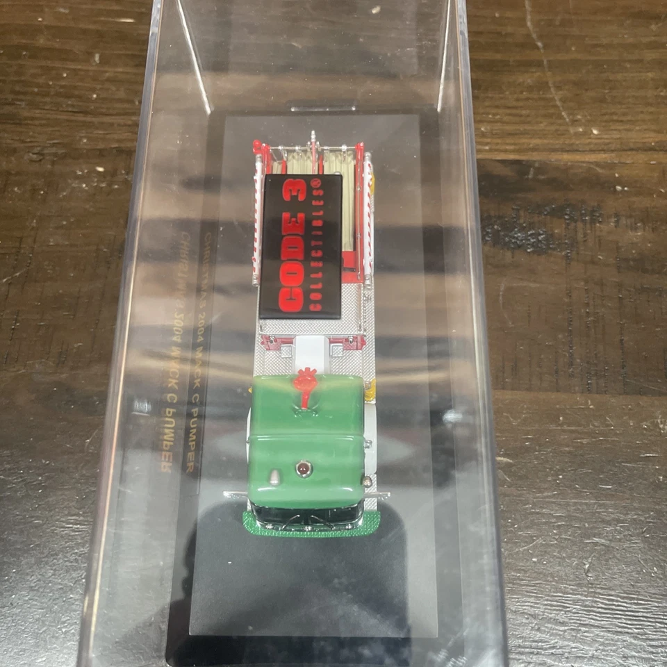 CODE 3 CHRISTMAS  2004 C MACK  PUMPER - Image 3 of 4