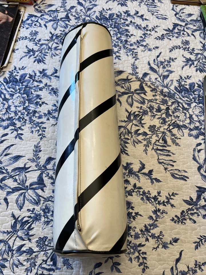 Genial almohada cilíndrica de vinilo a rayas blancas y negras vintage 20” L cremallera Foto 3 de 4