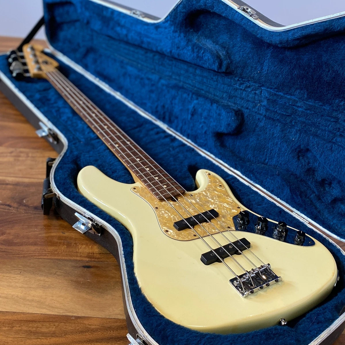 Fender American Deluxe Active Jazz Bass Guitar White c. 1995 w