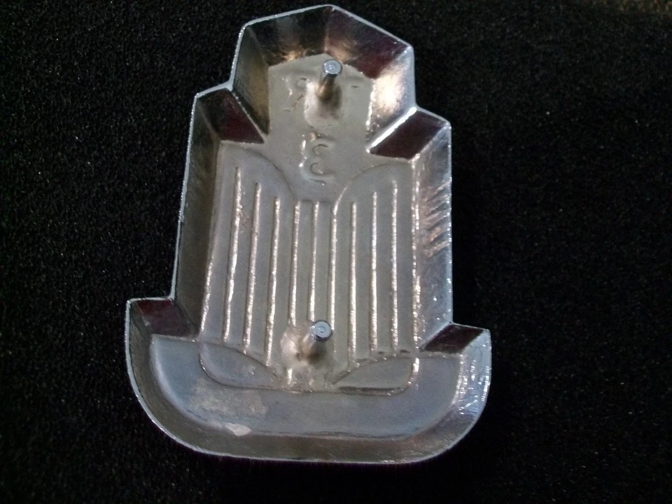 EMBLEMA EMBLEMA GRADE RADIADOR TRIUMPH TR3 - Imagem 4 de 4