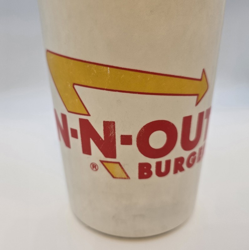 Vintage 32 oz. In-N-Out Burger Aladdin Plastic Mug with Handle Lid.