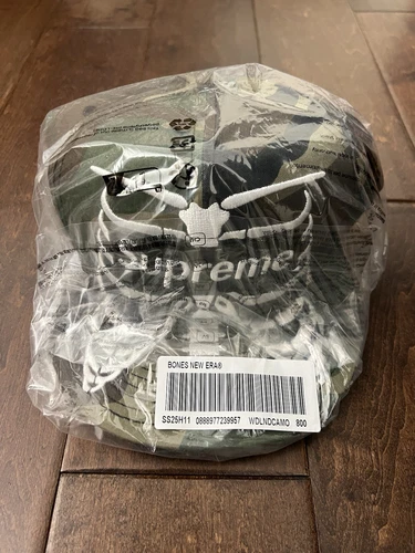 Supreme SS25 Bones Box Logo New Era Poly Casquette Chapeau Woodland Camo Taille 8 EN MAIN