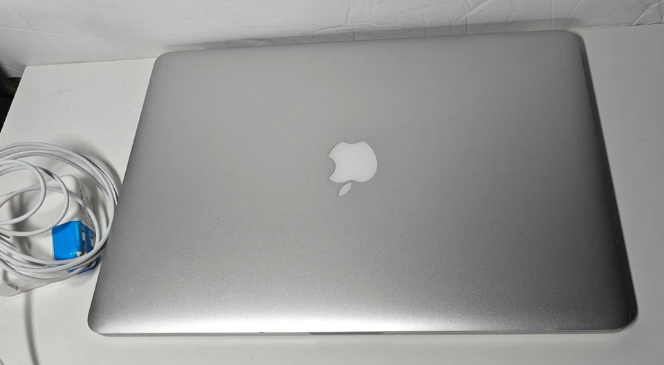 MacBook Pro 15.4" Core i7 2.2GHz 16GB 1TB SSD A1398 - Image 3 of 4