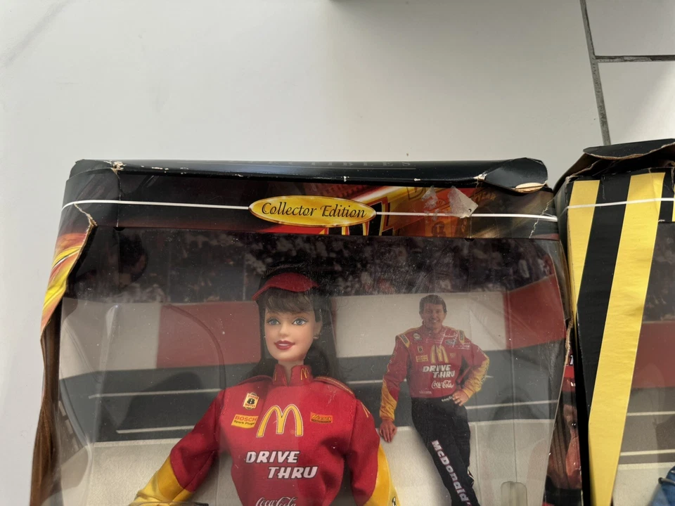 Paquete de dos Barbie Nascar Barbies-50 aniversario y oficial McDonalds #94 Foto 4 de 4