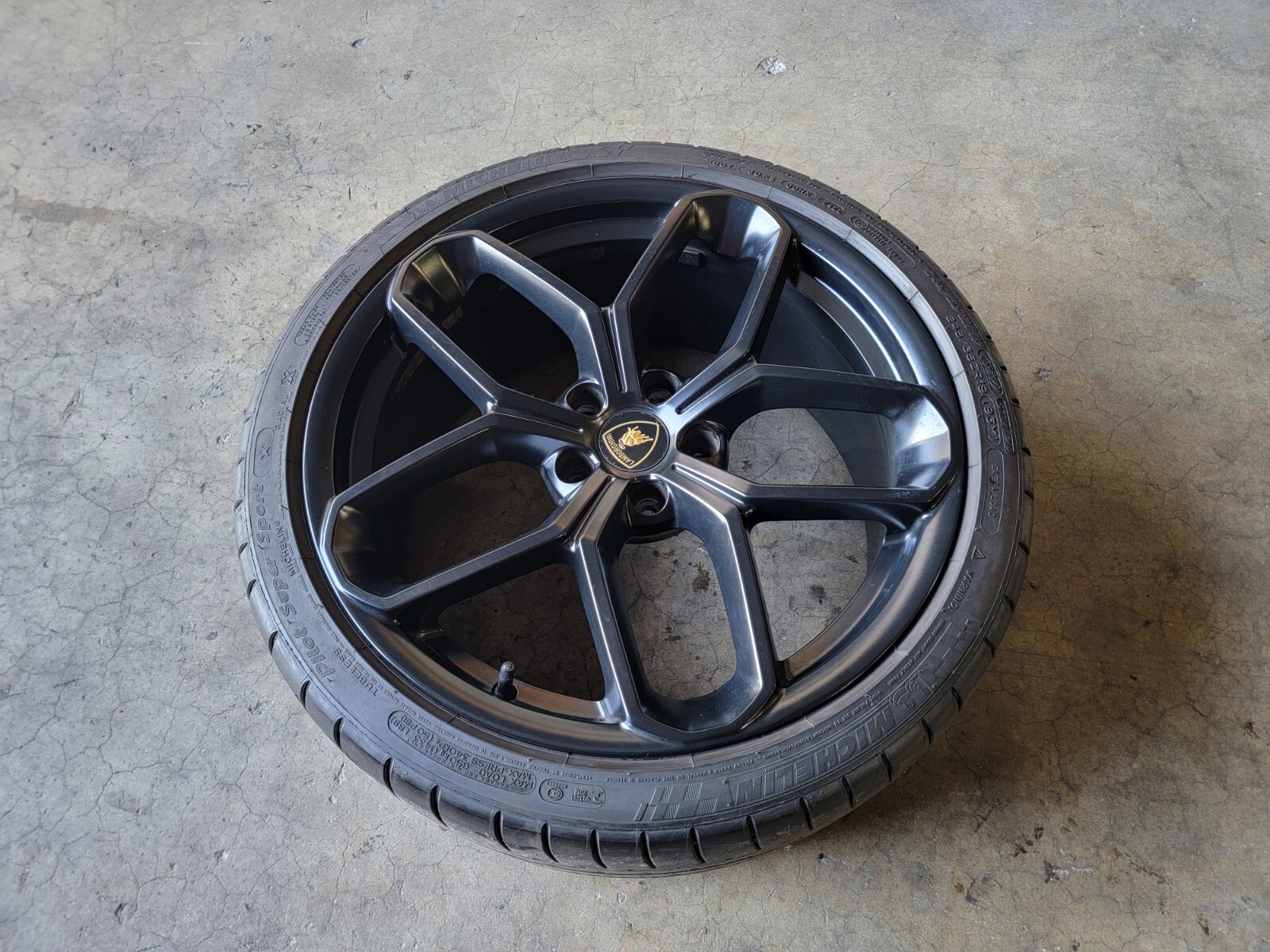 LAMBORGHINI HURACAN LP580 KARI FRONT WHEEL RIM WITH TIRE OEM 4T0601017 BLACK