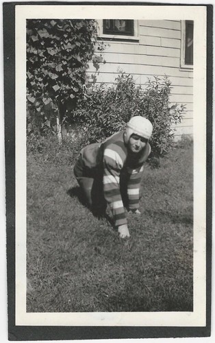 Uniforme de casco de hombre de fútbol americano de la década de 1940 2 instantáneas originales patio trasero deportes al aire libre - Imagen 3 de 4