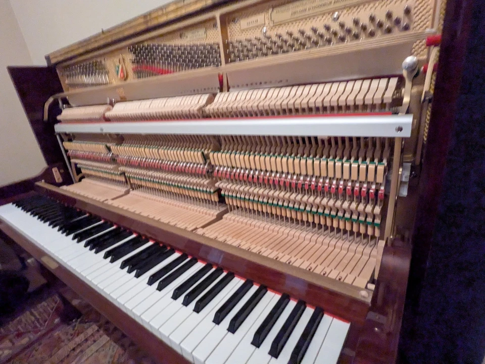 Piano vertical Petrof con banco, excelente estado Foto 3 de 4