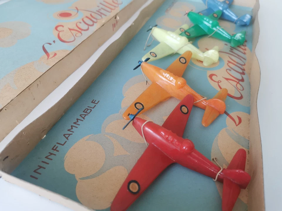 Jouets de bazar en plastique escadrille de 5 avions avec boîte d'origine - Photo 2/4