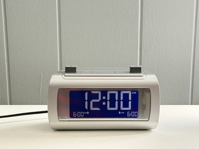 Brookstone 4511 TimeSmart Self Setting Dual Alarm Clock Tested w/ AC Adapter