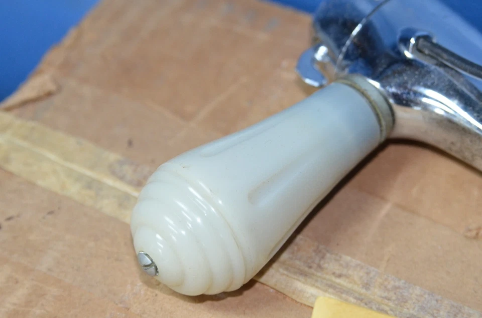 Nuevo de Lote Antiguo Cadillac Unity Modelo H1 Foco Cromo 6v BLANCO Mango Vintage Original Acc Foto 2 de 4