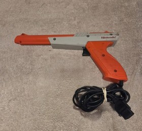 Vintage 1985 Nintendo NES Zapper Light Gun &ndash; Orange/Gray &ndash; For Parts/Repair