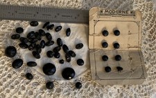 GRUPPO di 50 BOTTONI LUTTO JET NERI e perline gioielli e artigianato