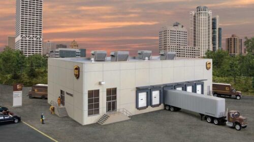 Walthers Cornerstone 933-4110 | UPS® Hub with Customer Center | HO Scale (New) - Picture 2 of 2
