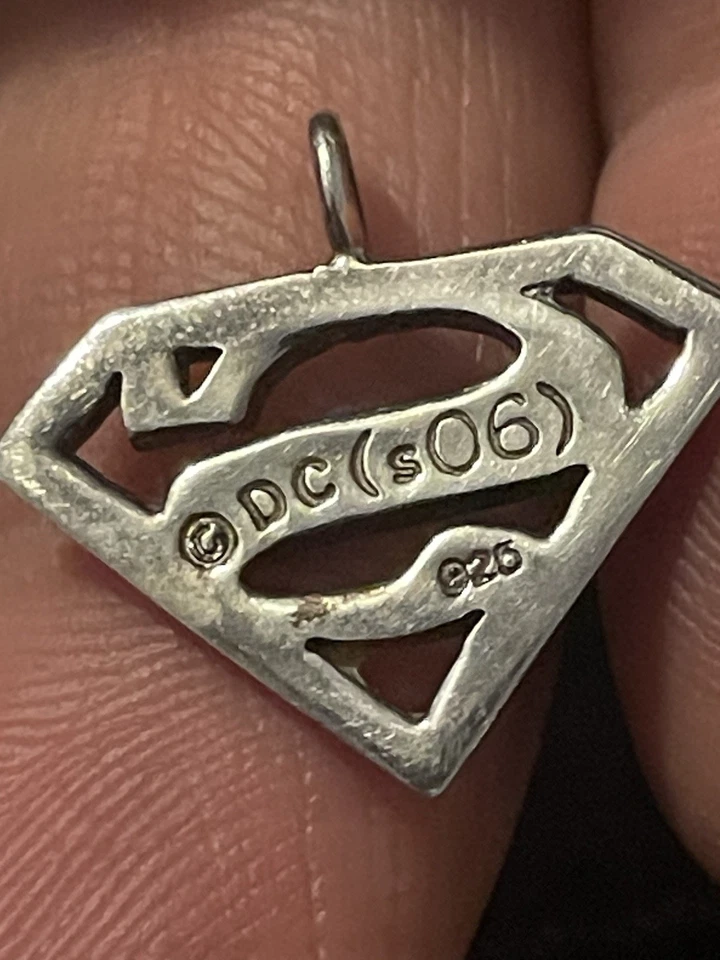 Pingente de berloque raro prata esterlina 925 símbolo Superman S usado - Imagem 2 de 3