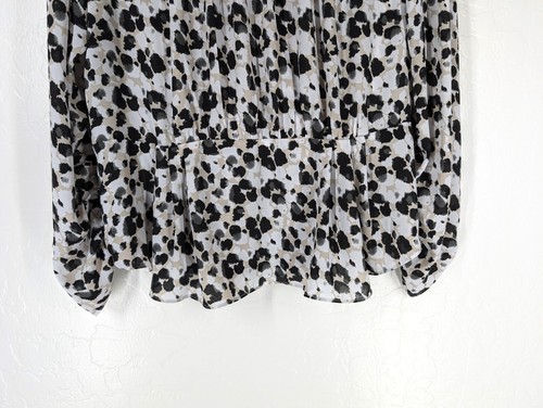 CABI Blouse L Rosette Black V Neck Ruched Snap Unlined Sleeve Pullover Office - Picture 6 of 13