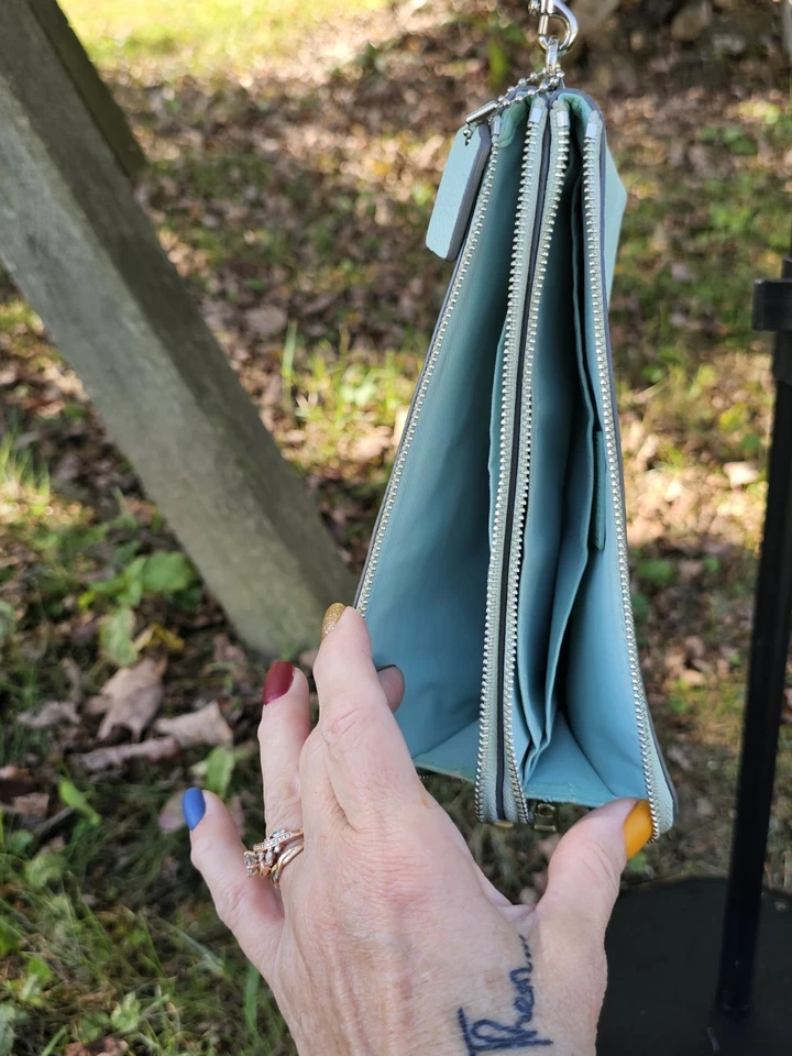 Cartera Coach Doble Cremallera en Cuero Guijarro Espuma de Mar Foto 3 de 4