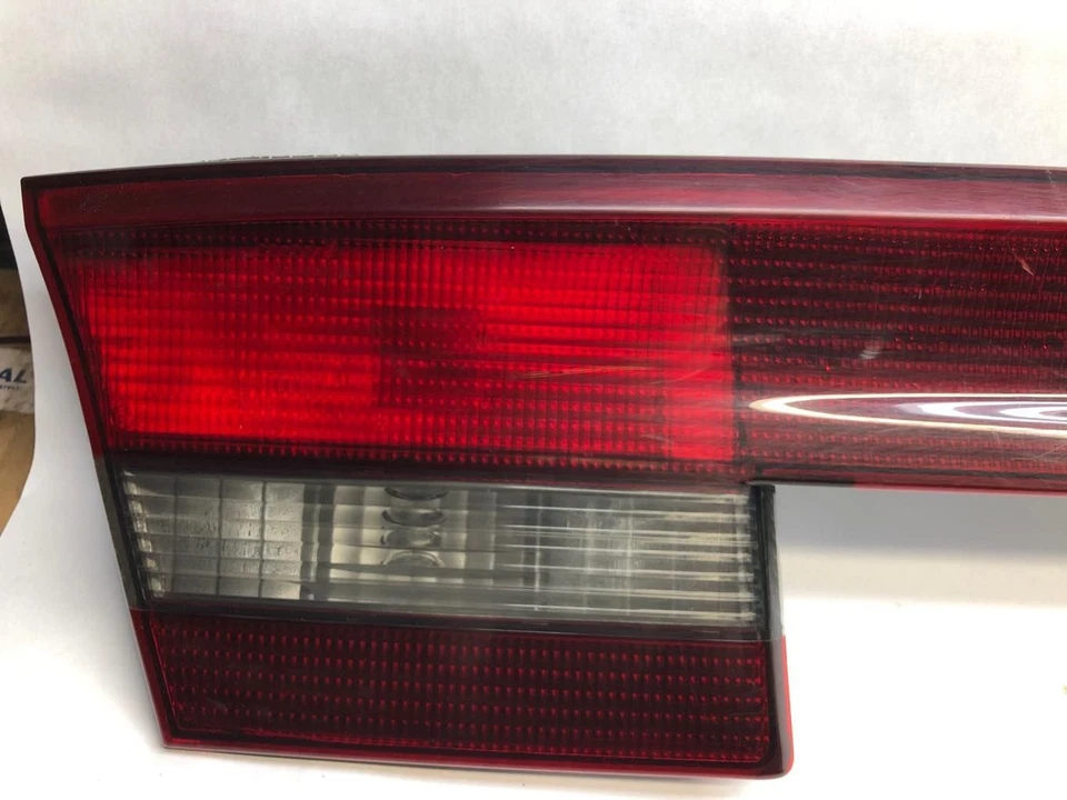 Conjunto de luz trasera montada en la tapa central del maletero Subaru Legacy *Sedan* 2000-2004 Foto 2 de 4