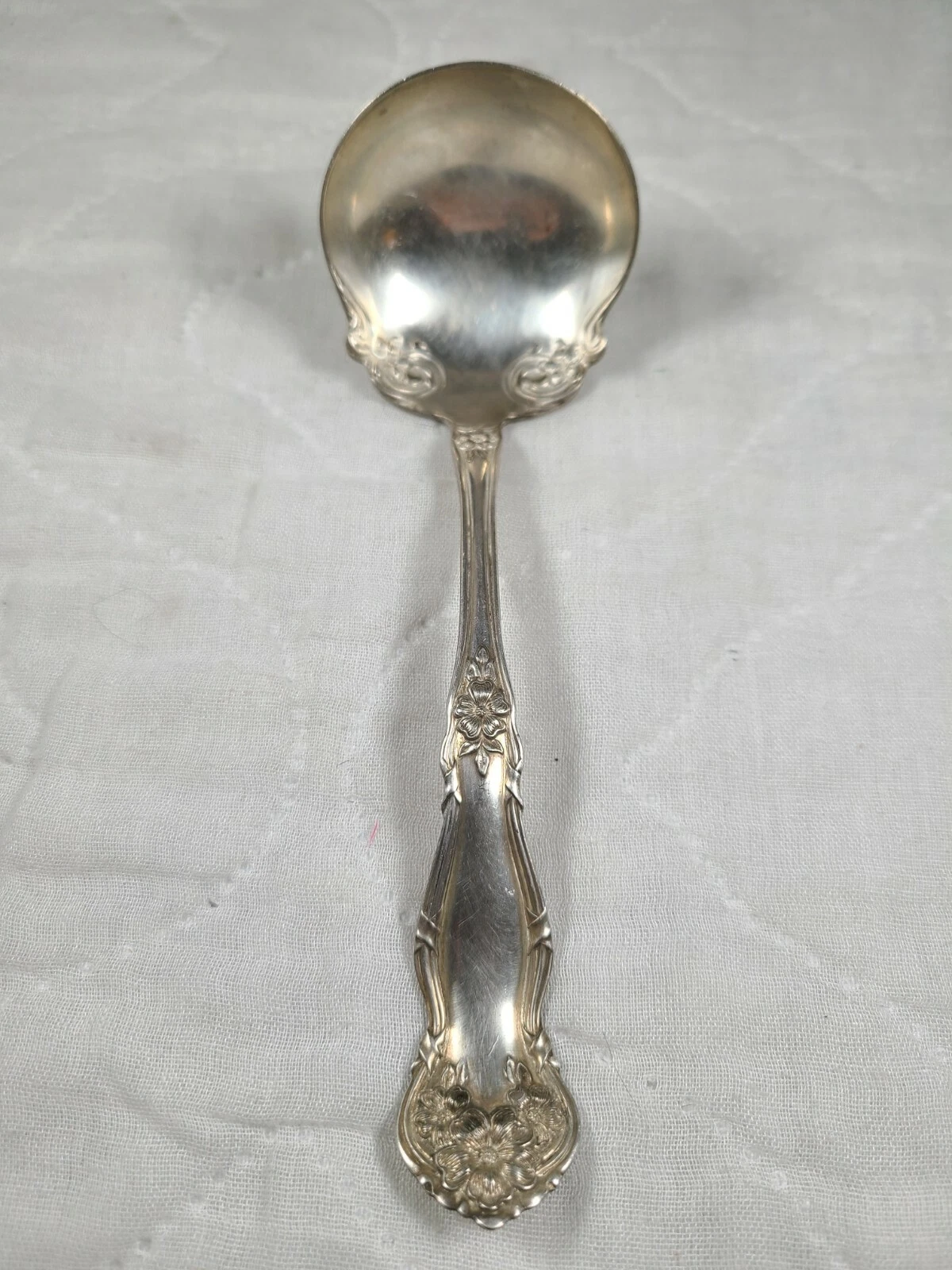 VINTAGE WM ROGERS & SON LARGE SILVER PLATE AA GRAVY LADLE - "ARBUTUS" PATTERN