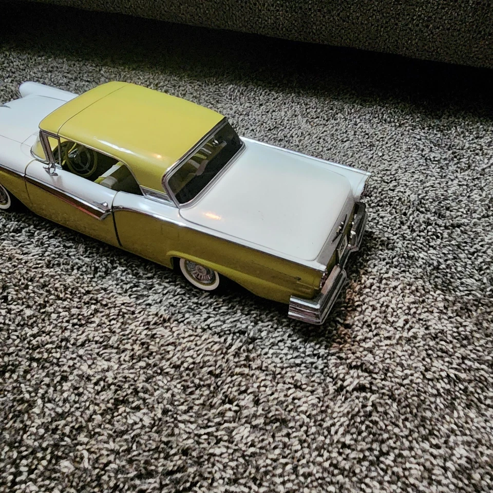Coche modelo diecast Ford Fairlane Skyliner 1957 Sun Star 1/18 Foto 3 de 4