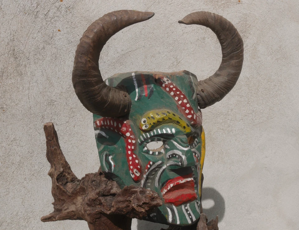 MASQUE ANCIEN DIABLE INSOLITE BOIS SCULPTURE POLYCHROME SORCELLERIE CURIOSITE - Photo 4/4