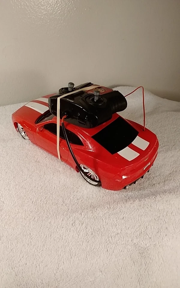 Controle remoto tamanho médio 11 polegadas vermelho com listras Camaro Radio Shack 2010 - Imagem 4 de 4