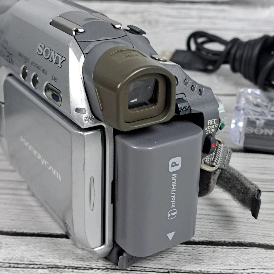Grabadora de cámara de video Sony Handycam DCR-HC32 con estación de acoplamiento DCRA-C121 Foto 4 de 4