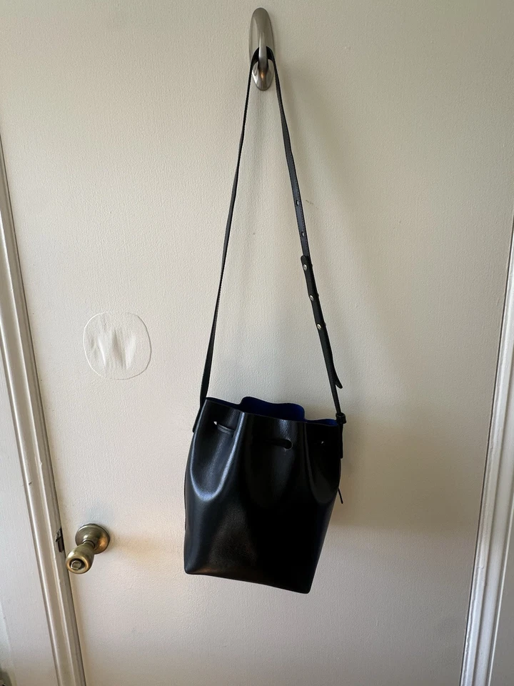 Bolso Mansur Gavriel Cuero Negro con Forro Azul Excelente Estado Foto 3 de 4
