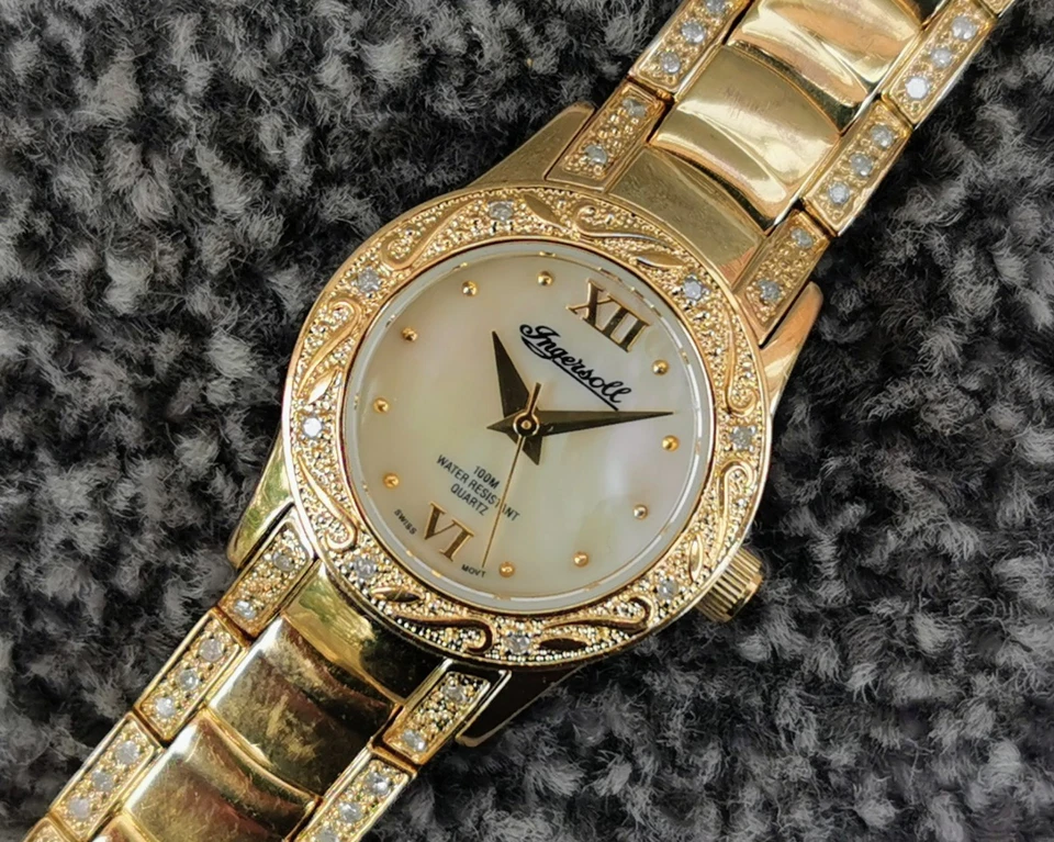 Relógio Ingersoll, mostrador de pérola, conjunto de moldura, pulseira e fecho de diamante banhado a ouro 18k - Imagem 3 de 4