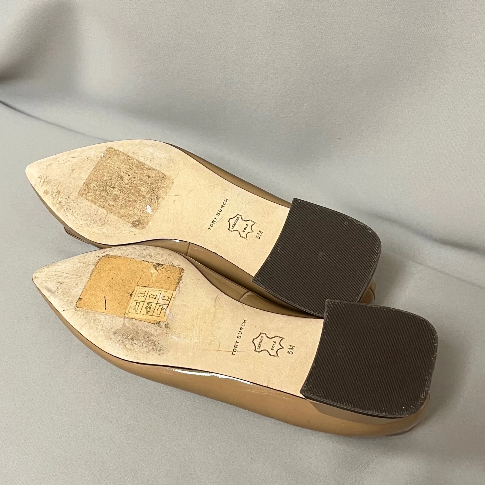 Tory Burch decolte in pelle con tacco a blocco a punta beige taglia 5M