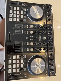 Native Instruments Traktor Kontrol S4 4CH 2 Deck USB DJ Controller 8 Pads Black