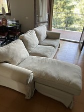 Divano EKTORP 3 posti con chaise-long intercambiabile in base alle esigenze.