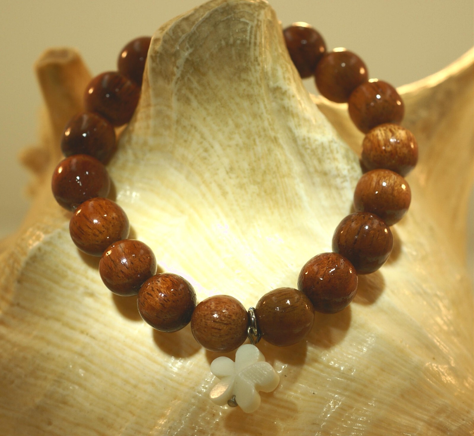 10MM HAWAIIAN KOA WOOD ROUND BALL BEAD & CARABAO BONE PLUMERIA STRETCH BRACELET