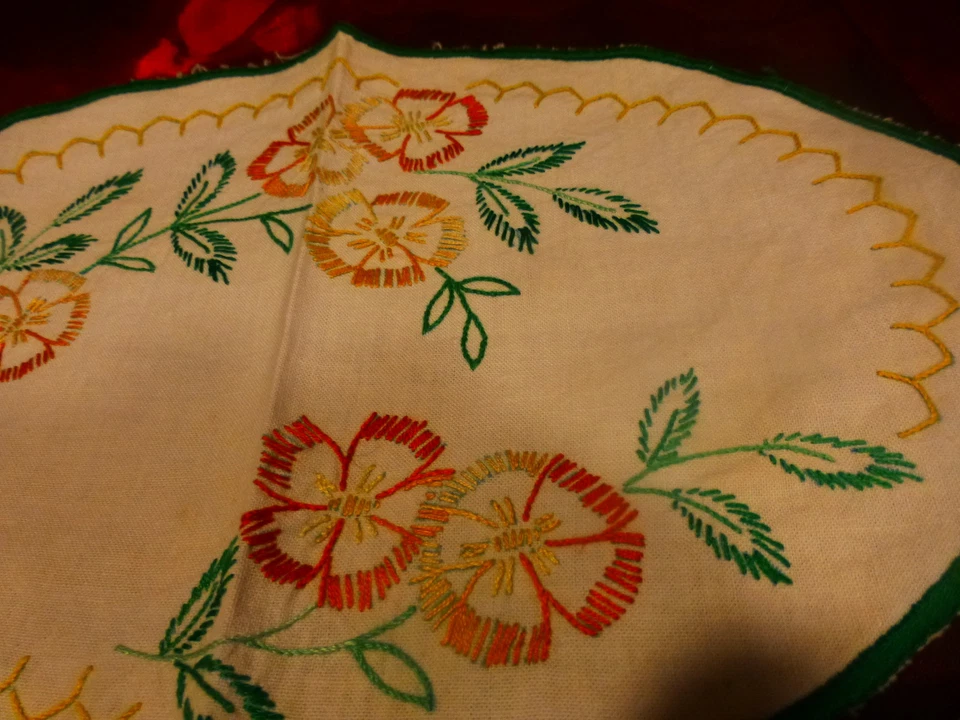 lot 4piéces napperons brodés main ,metis ,hirondelle et papillon34x24cm  - Photo 4/4