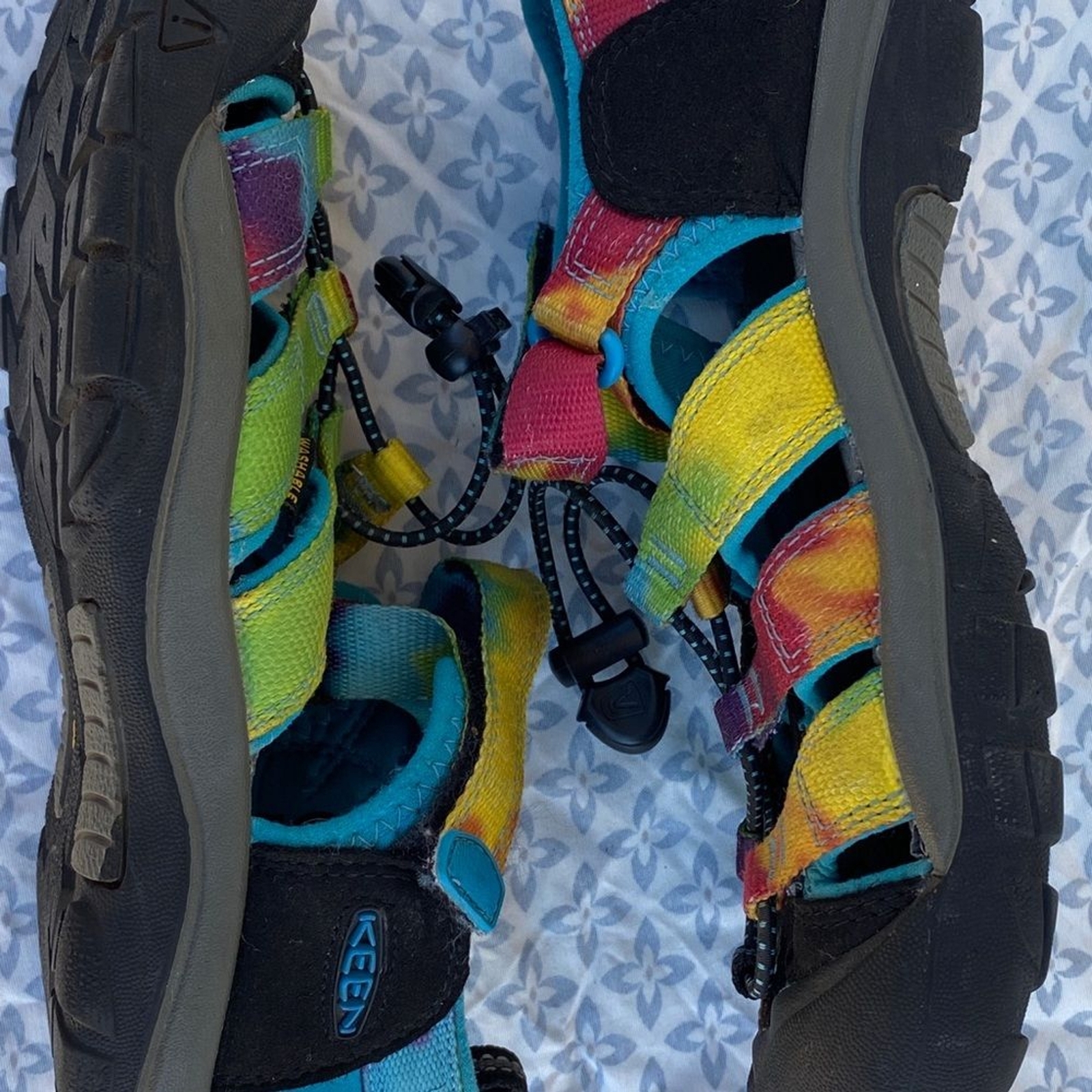 Scarpe da trekking acqua Rainbow Tie Dye Keen stile Newport per bambini taglia 2