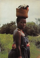 KENYA NAIROBI UNE MENAGERE RETURNING FROM THE MARCH