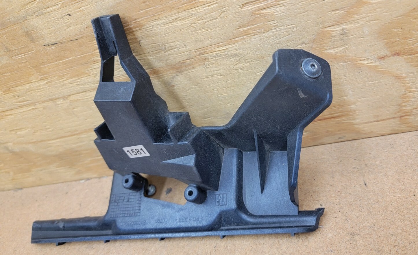 2008 - 2012 MASERATI GRANTURISMO FRONT RIGHT HEADLIGHT WASHER BRACKET 080056300
