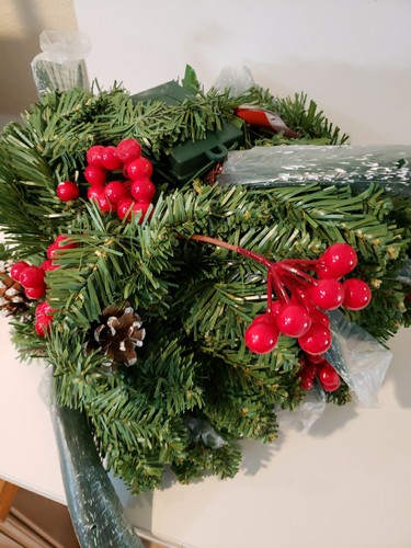 9 Foot Holiday Garland Green Berries With Lights Pinecones Battery Operated  - Picture 6 of 6