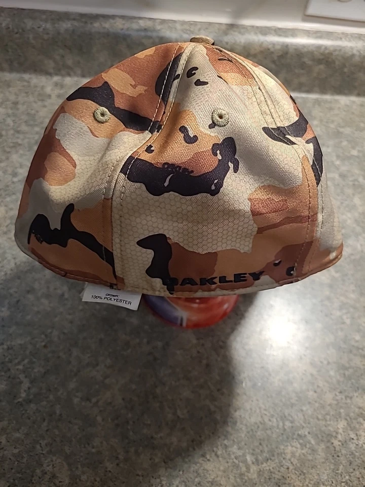 Gorra Oakley Para Hombres Tincan Camuflada Desierto, Ajuste Rendimiento Ajustado L/XL Gorra Flexible Foto 2 de 4