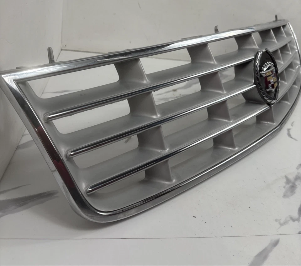 Parrilla superior delantera Cadillac Seville STS DTS 1998-2004 Foto 3 de 4