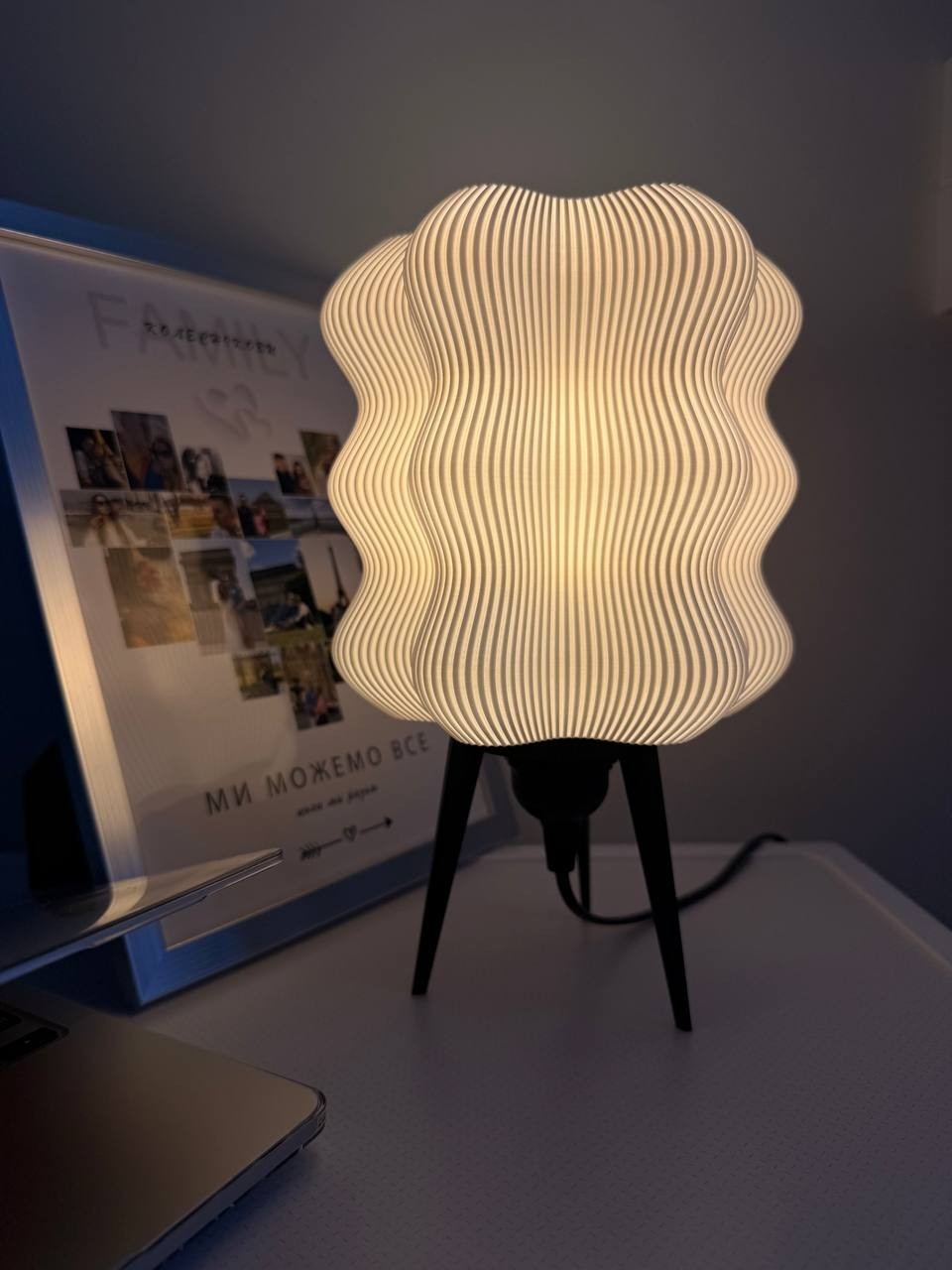 Lampe d'ambiance design moderne pour rompre la monotonie d'un salon sombre