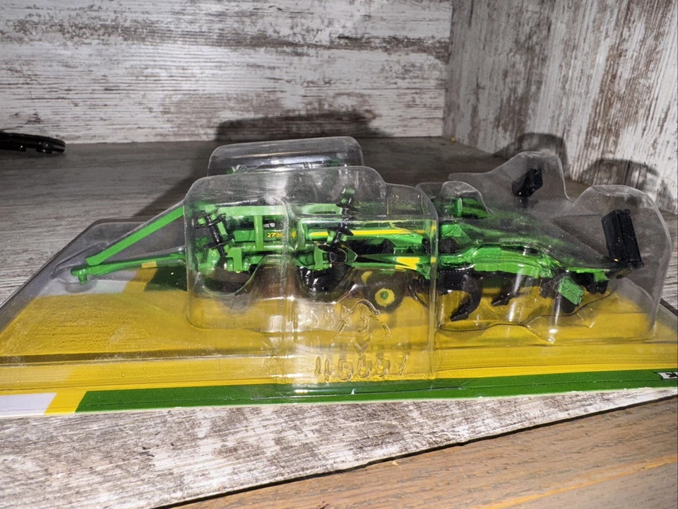 1/64 Scale John Deere 2730 Combination Ripper  Die-Cast Ertl Tillage Equipment - Image 4 of 4