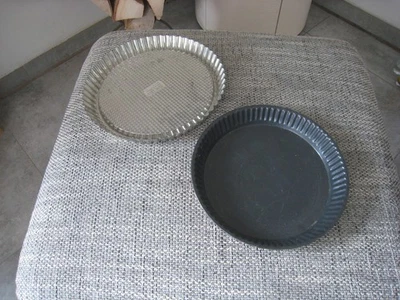 2 alte BLECH Kuchenblech rund Backblech ø 28cm & 30 cm 3,5 cm hoch - Bild 1 von 4